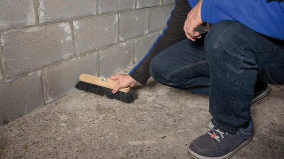 1. Untergrund vorbereiten; Material aufrühren