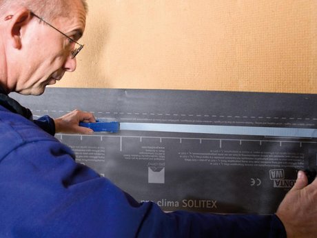 2. Doppelseitiges Klebeband aufbringen