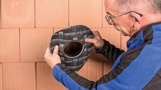 1. Manschette über das Rohr ziehen