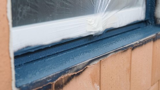 6. Unterfensterbank vorsprühen
