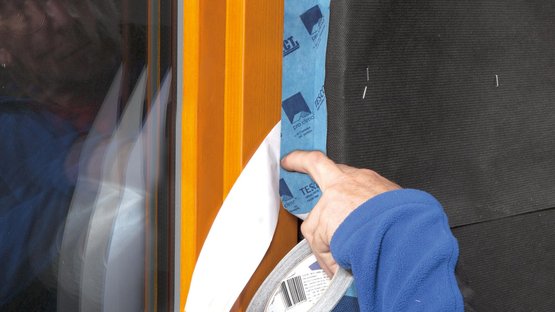 8. Fassadenfenster - Zweite Flanke verkleben