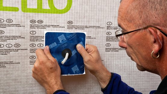 1. Kabel durchziehen und ausrichten