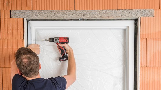 5. Fenster einsetzen und Fuge dämmen