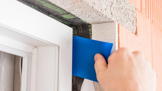 6. In der Leibung umlaufend verkleben und anreiben