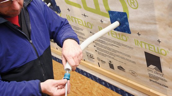 3. Kabel durchführen