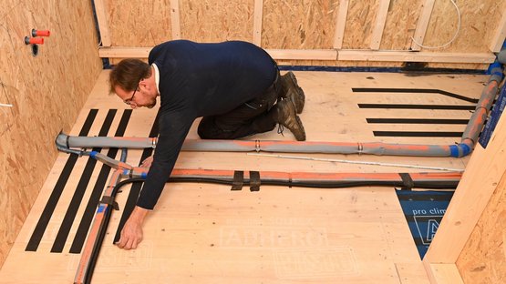 1. Leiterstreifen mit SENSIS TAPE aufbringen