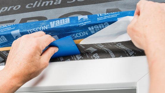 6. In der Leibung umlaufend verkleben und anreiben