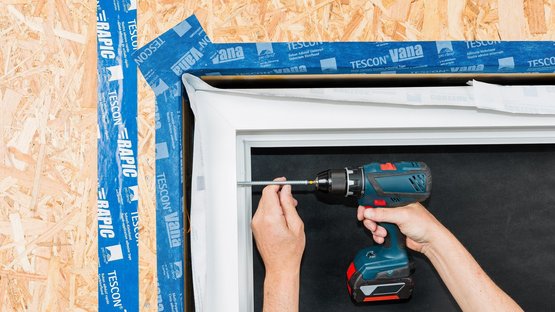 5. Fenster einsetzen und Fuge dämmen